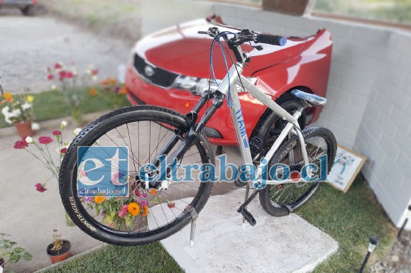 BICICLETA ROBADA.- Esta es la bicicleta que instaló la familia de Itam en su animita, pero fue robada por desalmados al pasar.