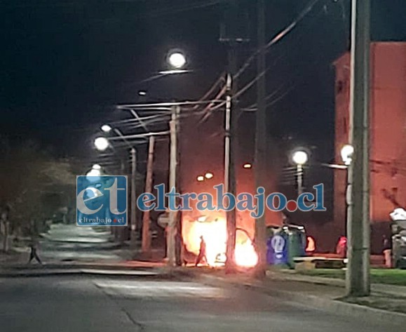 En la imagen se puede apreciar el automóvil ardiendo en llamas luego que desconocidos le prendieran fuego el pasado jueves 10, en la antesala del 11 de septiembre.