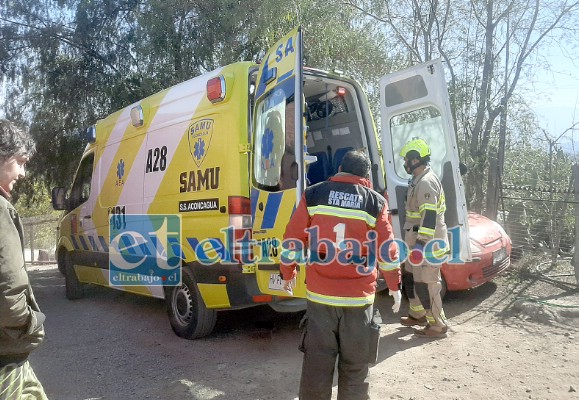 Personal del SAMU y Bomberos de Santa María con la persona herida al interior de la ambulancia. (Foto Emergencia Santa María).