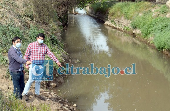 CANAL DE LA DISPUTA.- El presidente y administrador del Canal Arriba de Catemu, Gabriel González y Luis Llano, muestran a Diario El Trabajo el poco caudal de agua que pasa por este polémico canal de riego.