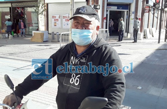 Carlos Cortez en su bicicleta camino a Chilquinta a resolver el problema que tiene con el valor de medidor.