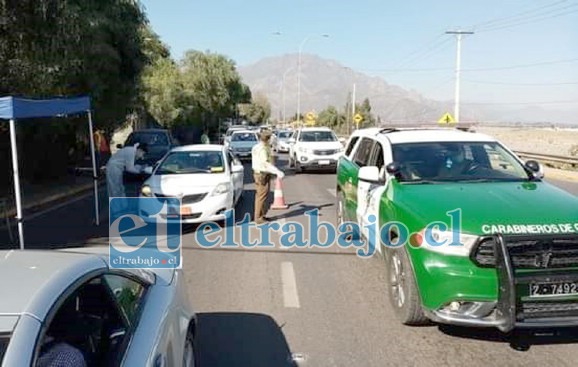 Carabineros, personal de salud en el control preventivo en puente 21 de Mayo. (Foto @putaendoinforma.com)