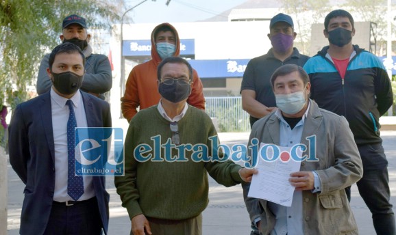 LOS DENUNCIANTES.- Ellos son parte de los extrabajadores de la empresa contratista Felipe de Paz S.A., quienes ahora denuncian las irregularidades.