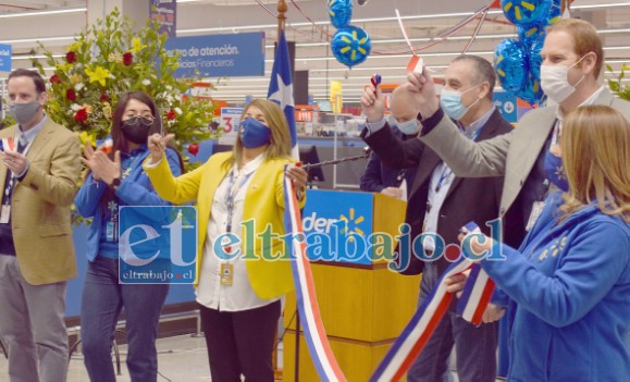 EL NÚMERO 88.- Los funcionarios del Híper Líder cortaron la cinta de rigor, minutos después se desató la locura de los clientes.