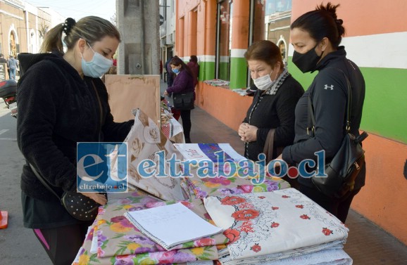 MUJER LUCHADORA.- Aunque no tenga permiso municipal, Bernardita y otros comerciantes deberán seguir apostando todos los días a su suerte.