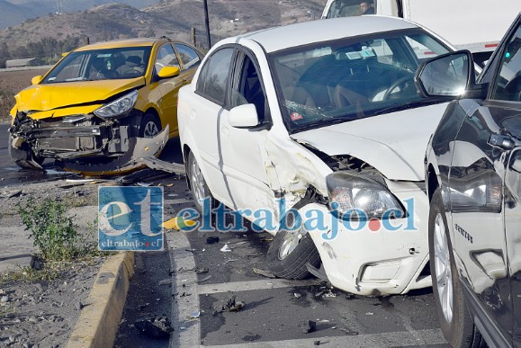 MANEJO IMPRUDENTE.- Cinco personas resultaron heridas tras la triple colisión vehicular registrada la mañana de ayer en el semáforo de Tres Esquinas.