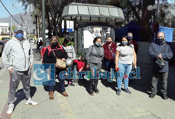 Un grupo de extrabajadores en una de las tantas veces que fueron a la Municipalidad buscando respuestas a sus inquietudes.