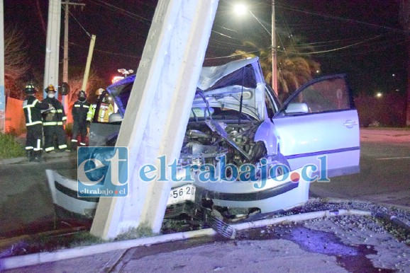 PUDO SER FATAL.- La colisión fue muy potente y contra un grueso poste de concreto del alumbrado público.