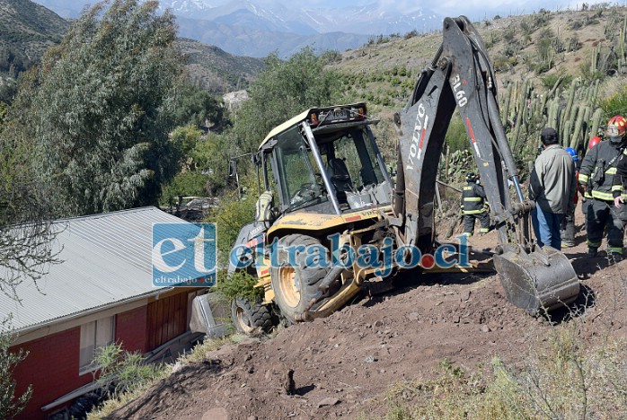 PELIGRO INMINENTE.- Esta pesada máquina estaba a pocos centímetros de caer sobre esta vivienda. Hasta el cierre de nuestra edición todo era incertidumbre.