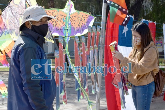 ¿AUMENTARÁN LAS VENTAS?- En el bandejón de Yungay con calle Prat vemos el puesto de don Ricardo Melo, también sin clientes como otros años.