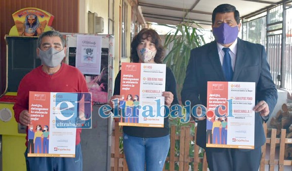 En la imagen la señora María Angélica Muñoz, junto a su esposo y el alcalde Claudio Zurita.