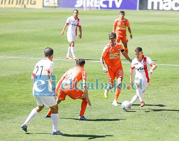 El autor del primer tanto sanfelipeño, Jimmy Cisterna, encarando a varios jugadores loínos. (Foto: Gentileza Agencia Lattu.cl)