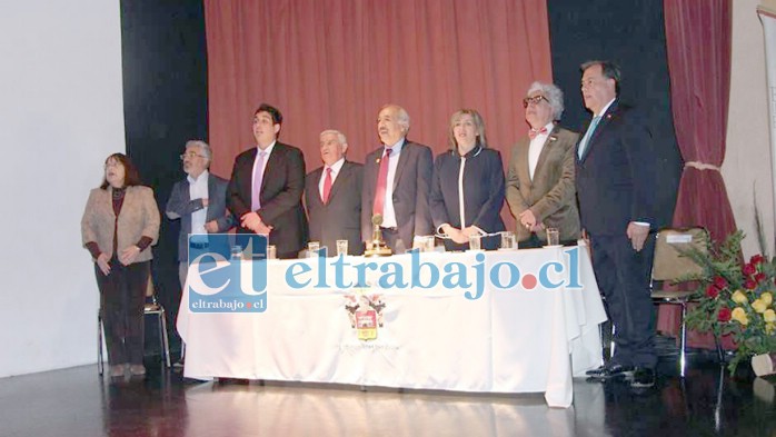 El concejo en pleno durante una ceremonia de aniversario de San Felipe en el teatro municipal. (Archivo)