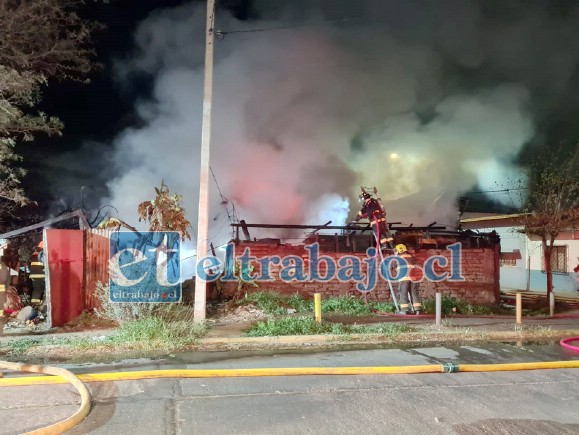 Bomberos en plena faena para controlar incendio en calle Ana Galindo con Viterbo Tapia. (Foto gentileza @aconcaguaradio)