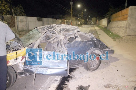 Con daños estructurales resultó el vehículo tras chocar contra el cierre perimetral de una vivienda para después volcar. (Foto @putaendoinforma.com)