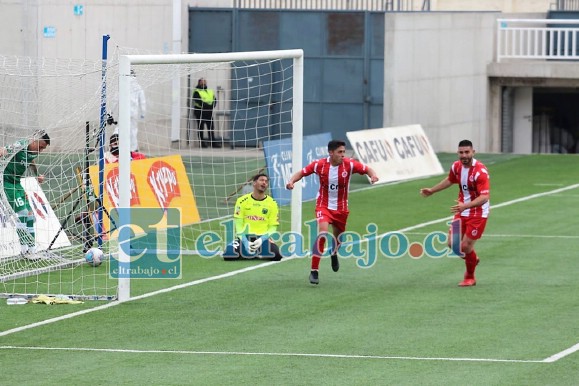 Gonzalo Álvarez sale a celebrar tras anotar el gol unionista. (Foto: Gentileza: Jaime Gómez Corales)