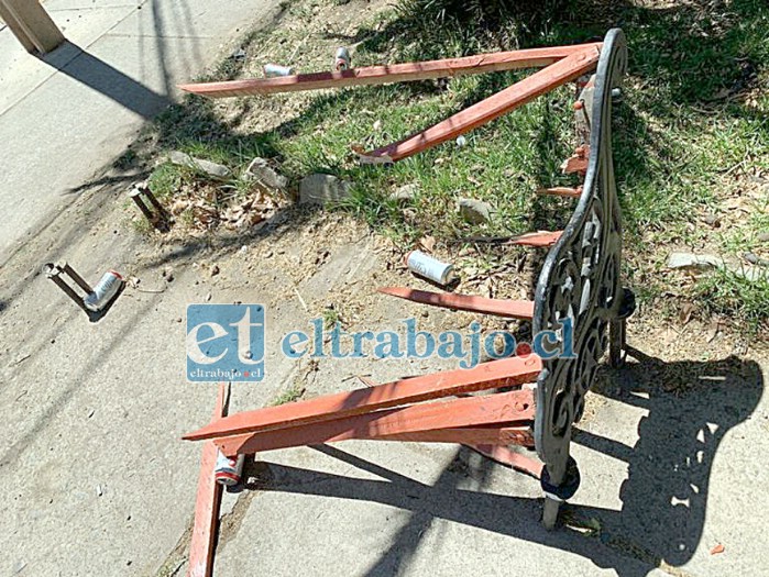 Así quedó la banca que lanzaron al cuartel de la Tenencia de Putaendo. (Foto putaendoinforma.com).