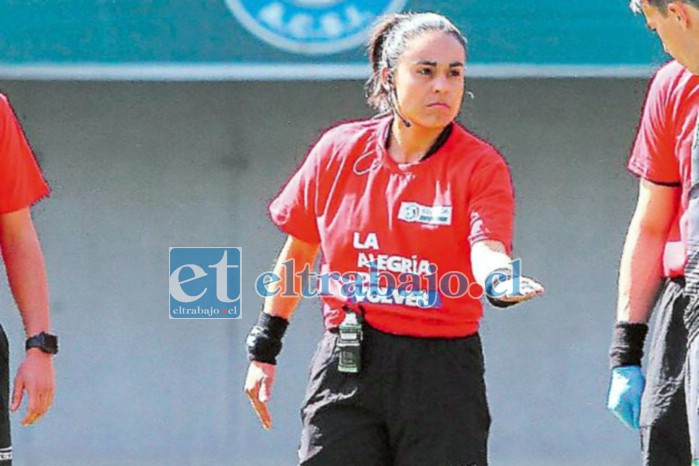 María Belén Carvajal pasará a la historia del fútbol chileno al ser la primera árbitro en dirigir un partido de la Primera B.