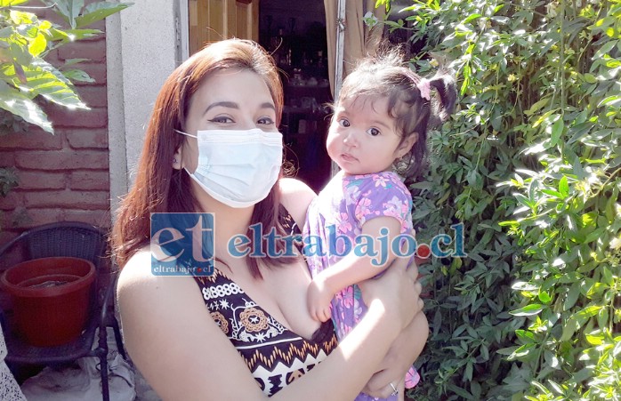 Camila Escobar junto a su pequeña hija Leonor, quien deberá someterse a una serie de intervenciones quirúrgicas.