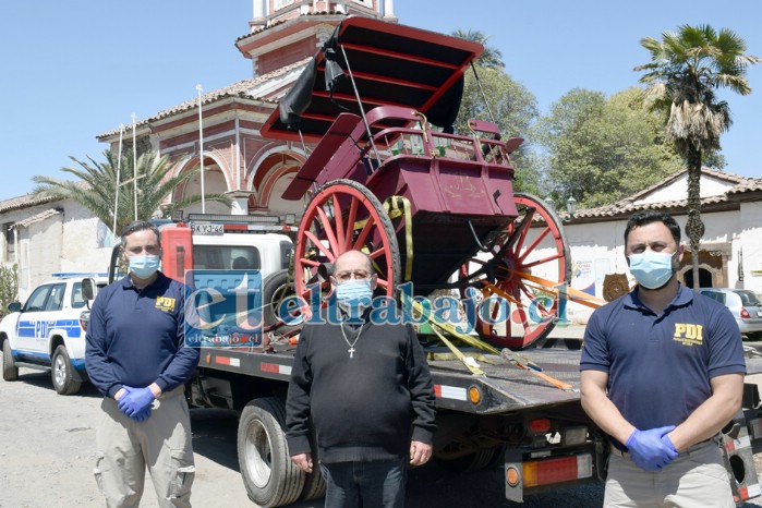 CALESA RECUPERADA.- La PDI hizo entrega este jueves de la calesa al párroco Luis Núñez, luego de tres años sin el antiguo artefacto en el museo.