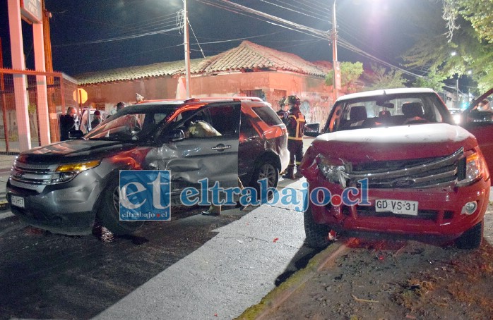 SE DIO A LA FUGA.- El conductor del vehículo a mano izquierda chocó la camioneta roja, bajó de auto y se dio a la fuga, dejando abandonado el auto que conducía.