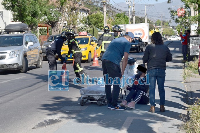 Tras el accidente la mujer quedó en el suelo, siendo asistida por personal del SAMU con apoyo de Bomberos.