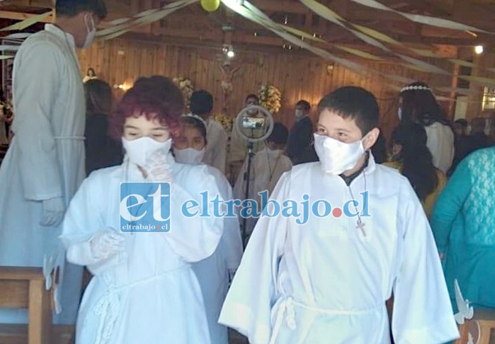 AVANZANDO.- Aquí vemos a varios niños recibiendo su Primera Comunión.