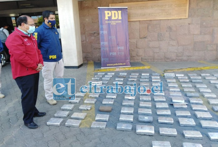 En la imagen el gobernador Claudio Rodríguez junto a un funcionario de la PDI observan la importante cantidad de droga incautada.