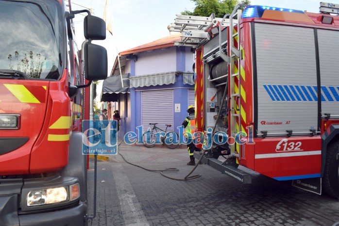 NUESTRA HELADERÍA.- Varias unidades bomberiles acudieron para atender la alarma, pues nadie en nuestra comuna quiere quedarse sin los helados más ricos y tradicionales del Valle de Aconcagua.