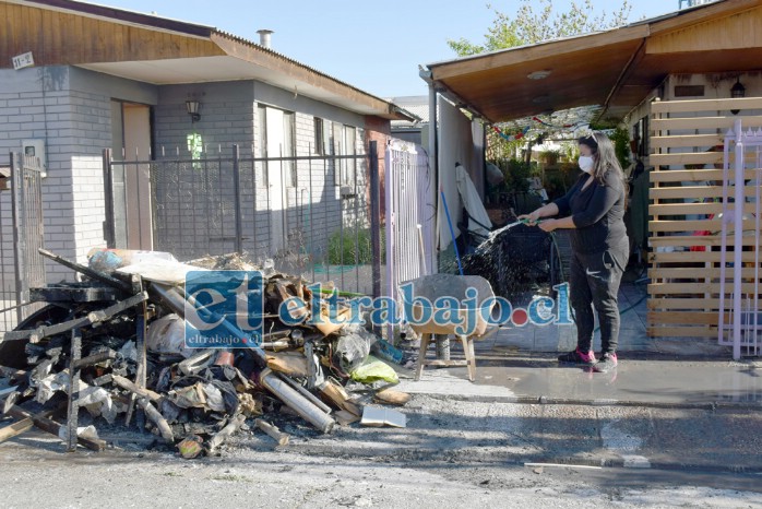 Al final de la jornada sólo escombros quedaron de los enseres del hogar que don Oscar y su familia perdieron.