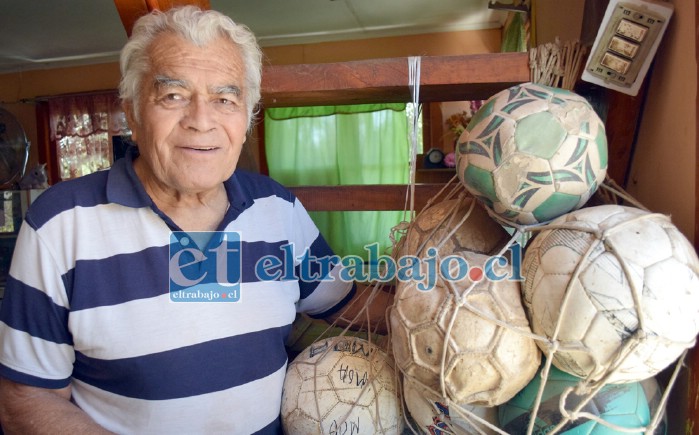 EL MAESTRO.- Don Miguel Olivos nos mostró sus tesoros, las pelotas de entrenamiento con las que ha dado forma a los niños de Aconcagua.