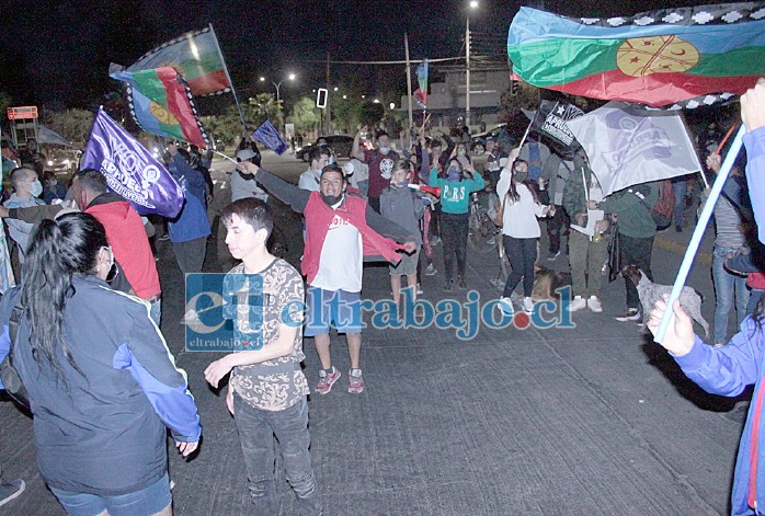 LOCURA POR EL APRUEBO.- Al final de la jornada la gente se dio cita de manera espontánea en la esquina de la cancha de tenis, en Yungay con Chacabuco.