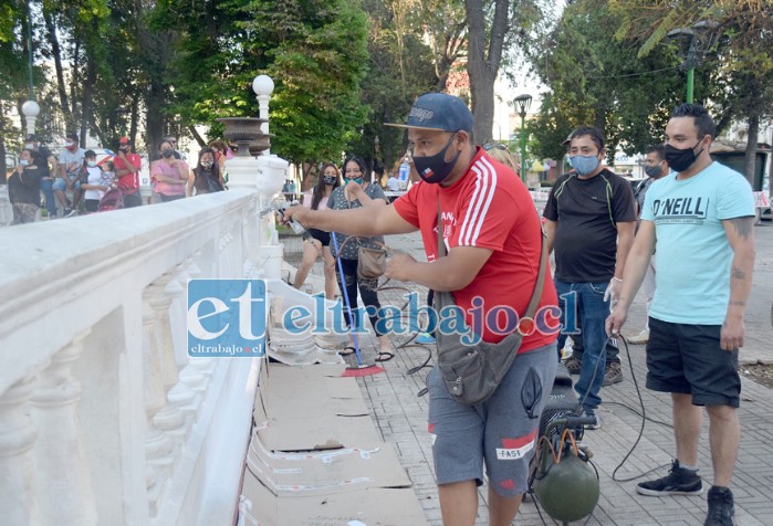 SE INSTALAN MAÑANA.- La misma tarde del lunes los comerciantes ambulantes se pusieron a limpiar y a pintar la terraza, lo que ha generado opiniones divididas en nuestra comuna y redes sociales.