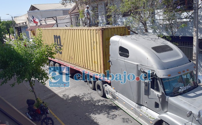 ¿QUIÉN PONDRÁ ORDEN?- Este es un serio problema y muy recurrente en nuestra ciudad, los camiones de alto tonelaje transitando por nuestras calles y generando serios problemas a su paso.