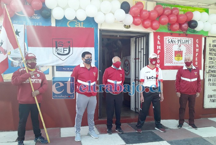 Acá de izquierda a derecha «Longoni» hincha, Alex Garate exjugador, Salvador Gálvez un histórico, «Vitoco El Emblemático» y el gran «Cocoa» Villarroel. Juntos celebrando el aniversario número 64 del Uni-Uni.