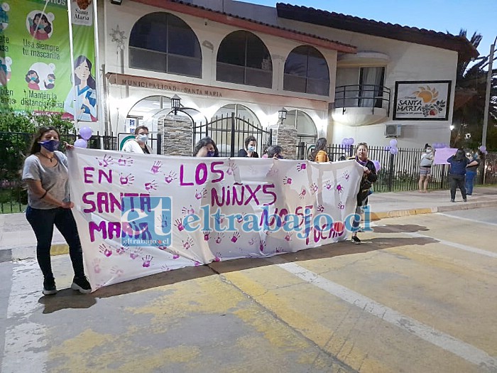 Las mujeres de Santa María una vez conocida la noticia salieron de inmediato a la calle.