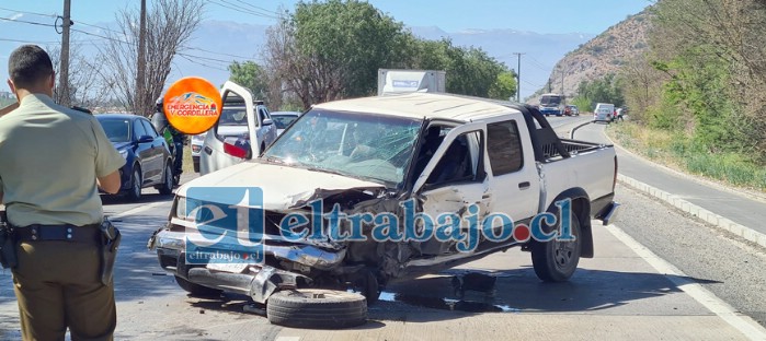 Esta camioneta fue el otro vehículo involucrado en el accidente de tránsito ocurrido en el camino Troncal Panquehue, en las cercanías del Colegio Alemán. (Foto @emerVcordillera).