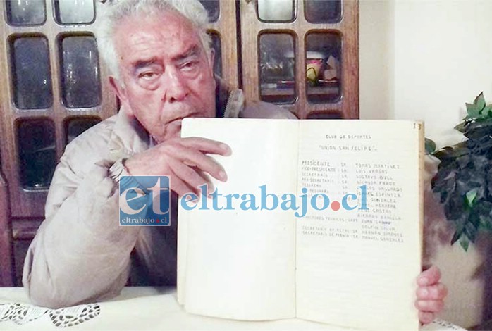 Manuel Valdés, junto al acta de fundación de su querido Uni-Uni- (El Observador).