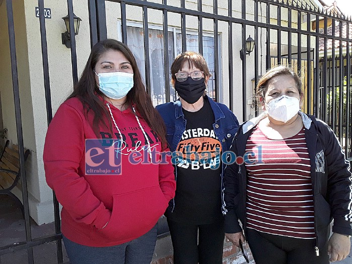 Su hija Yesenia (primera de izquierda a derecha), junto a la directiva de Villa Portones del Inca 2, Gloria Gazzolo Torrealba y Carmen Palavecino.