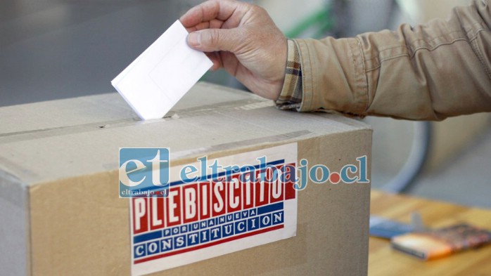 Este domingo se define si se aprueba o rechaza una nueva constitución, a través de un plebiscito vinculante de carácter voluntario. De triunfar el Apruebo, se realizará un nuevo plebiscito donde sí será obligatorio acudir a votar para aceptar o rechazar la nueva constitución.