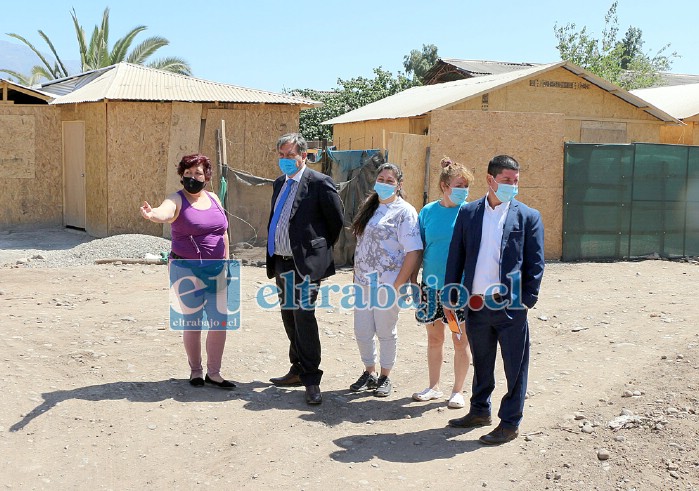 El alcalde suplente Christian Beals en una visita al lugar, junto a dirigentes y vecinos que plantearon su inquietud por los riesgos que implica tener a estas familias viviendo en condición de campamento.