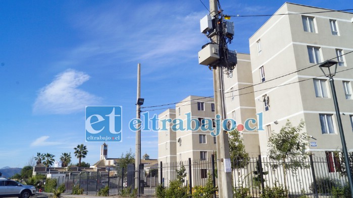 EN CUALQUIER ESQUINA.- Como se aprecia en esta gráfica también en la esquina de calle Santo Domingo con Diego de Almagro está esta otra antena ya instalada desde hace varias semanas.