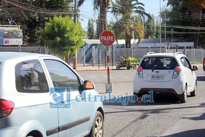 IGUAL FUNCIONA.- Este es el penoso espectáculo o solución que el Municipio de Catemu ha dado al problema de vialidad en el centro de la comuna.