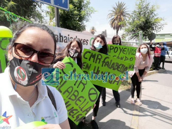 Trabajadoras de CMR frente al Open Plaza de Avenida O´Higgins.