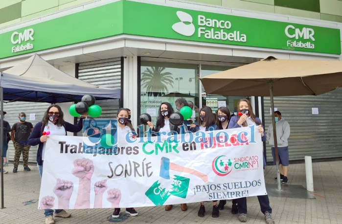 Acá las trabajadoras en huelga este viernes en el frontis del banco Falabella.