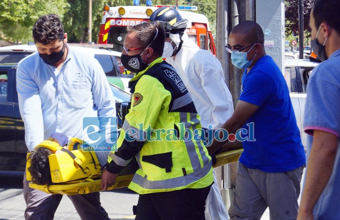 SIGUEN LOS ACCIDENTES.- Esta persona fue rescatada del auto menor que colisionó con el colectivo la tarde de este lunes en Yungay con Santo Domingo.