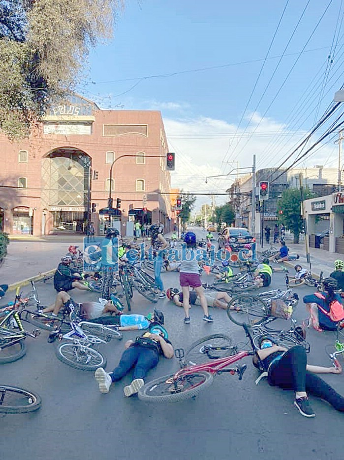 NI UNO MÁS.- Simbólicamente muertos, estos ciclistas piden al Municipio no eliminar las ciclovías, pues así ellos estarán más seguros.