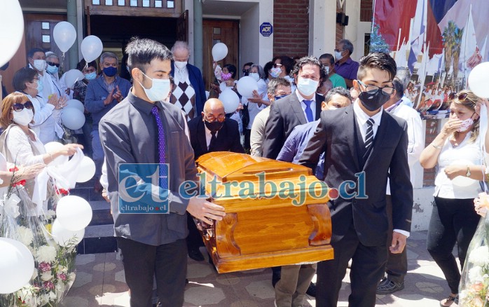 EL MÁS QUERIDO.- Entre globos, aplausos y palabras de agradecimiento fue despedido el insigne profesor Róbinson Pradenas la tarde de este jueves en la parroquia Nuestra Señora de Andacollo.