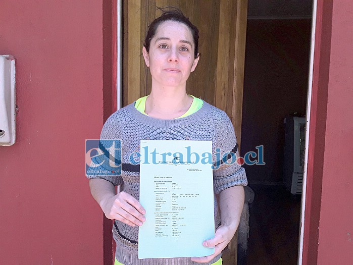 Diana Valdés nos muestra el documento de la denuncia hecha en la PDI de San Felipe.