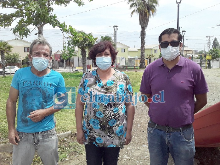 De izquierda a derecha José Álvarez, secretario de Villa Yevide; María Méndez, presidenta de Villa Yevide; y Armando Silva, de Villa Sol del Inca.